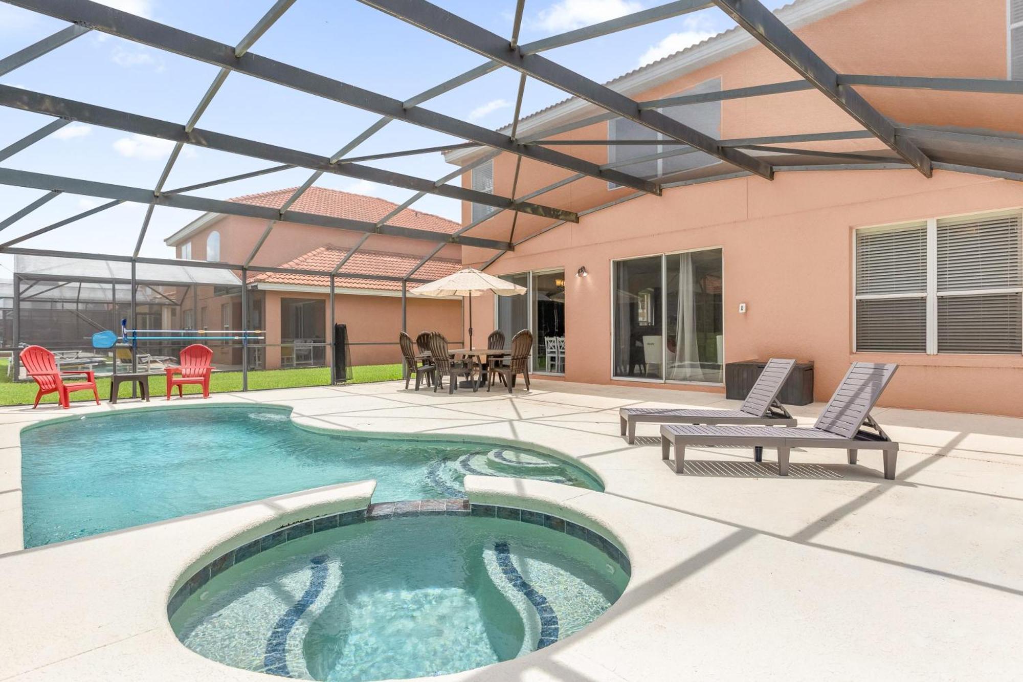 Large Spacious Home W Private Pool & Hot Tub Davenport Exteriör bild
